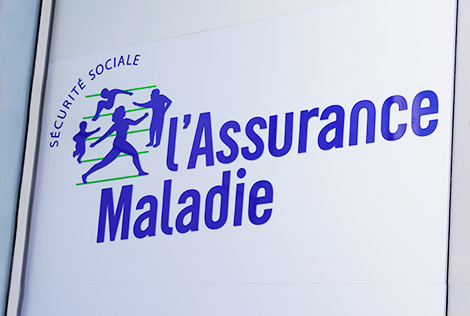 2 Photographie du logo de l'assurance maladie sur un mur dans le cadre du Plafond mensuel de la Sécurité sociale pour 2017