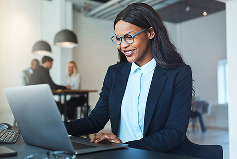 2 Photographie d'une femme sur son bureau qui travaille sur son ordinateur portable dans le cadre de DADS-U disparait - ce qu'il faut savoir sur la DSN pour 2019