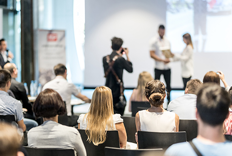 2 Photographie d'un assemblée et de candidats sur un podium dans le cadre du partenariat de la MBTP avec le prix du moniteur de la construction