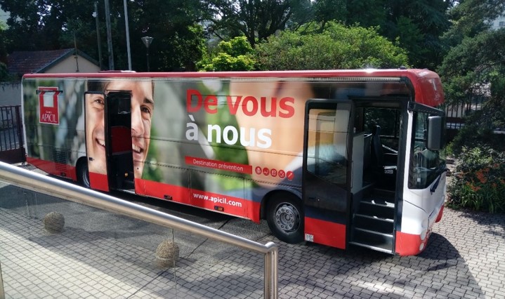 Photographie du bus APICIL dans le cadre des journées de prévention chez Descours et Cabaud par la MBTP