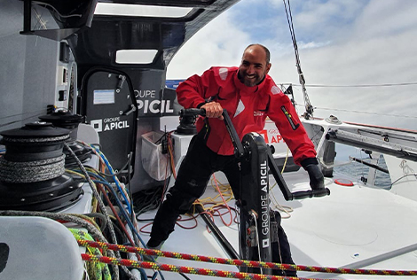 2 Damien Seguin sur son bateau sur le Vendée Globe en train de réaliser des manipulations