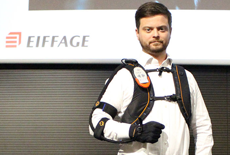 2 Un homme porte le gant bionique créé par Eiffage et présenté à FimbACTE 2019