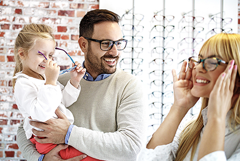 2 Une famille est chez l'opticien pour essayer leurs nouvelles lunettes dans le cadre du 100% santé pour l'optique
