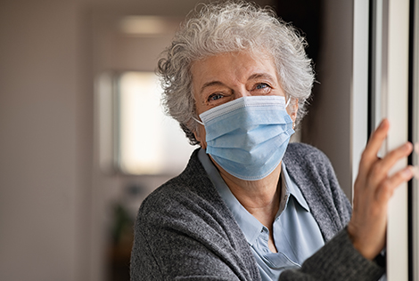 2 Photographie d'une femme âgée masquée dans le cadre de des conseils pour vivre sereinement en période de crise et de confinement du au covid19/coronavirus