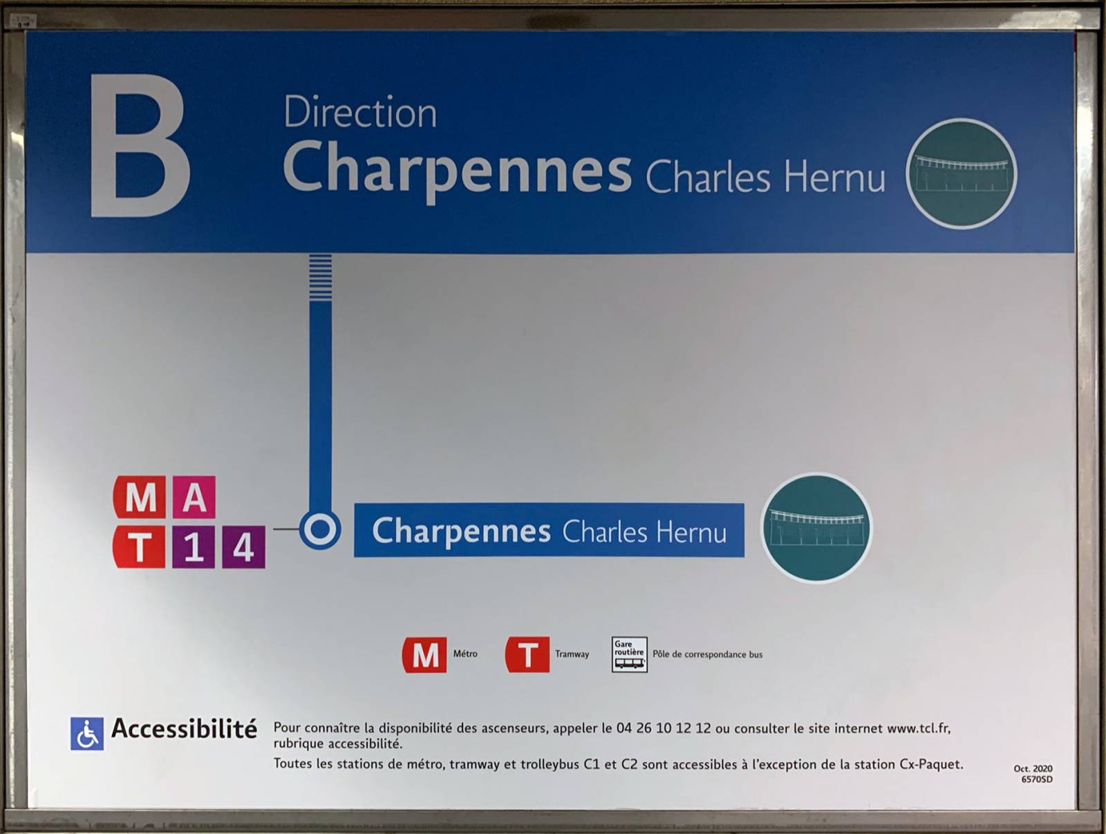 Panneau de signalisation de l'arrêt Brotteaux en direction de charpennes à Lyon du métro B et ses pictogramme dédiée au dispositif de la ligne bleue pour aider les personnes atteintes d'autisme