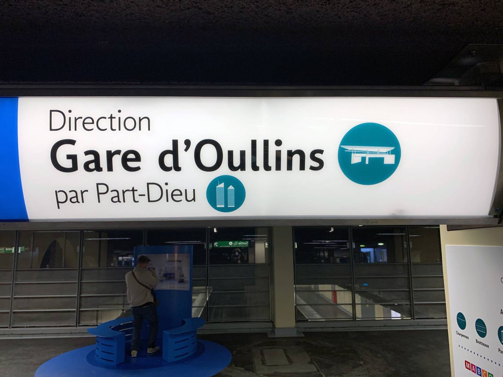 Panneau de signalisation de l'arrêt Brotteaux à Lyon du métro B et ses pictogramme dédiée au dispositif de la ligne bleue pour aider les personnes atteintes d'autisme