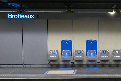 2 Vue sur l'arrêt Brotteaux de métrop à lyon avec les sièges de la Ligne bleue destinés aux personnes atteints d'autisme