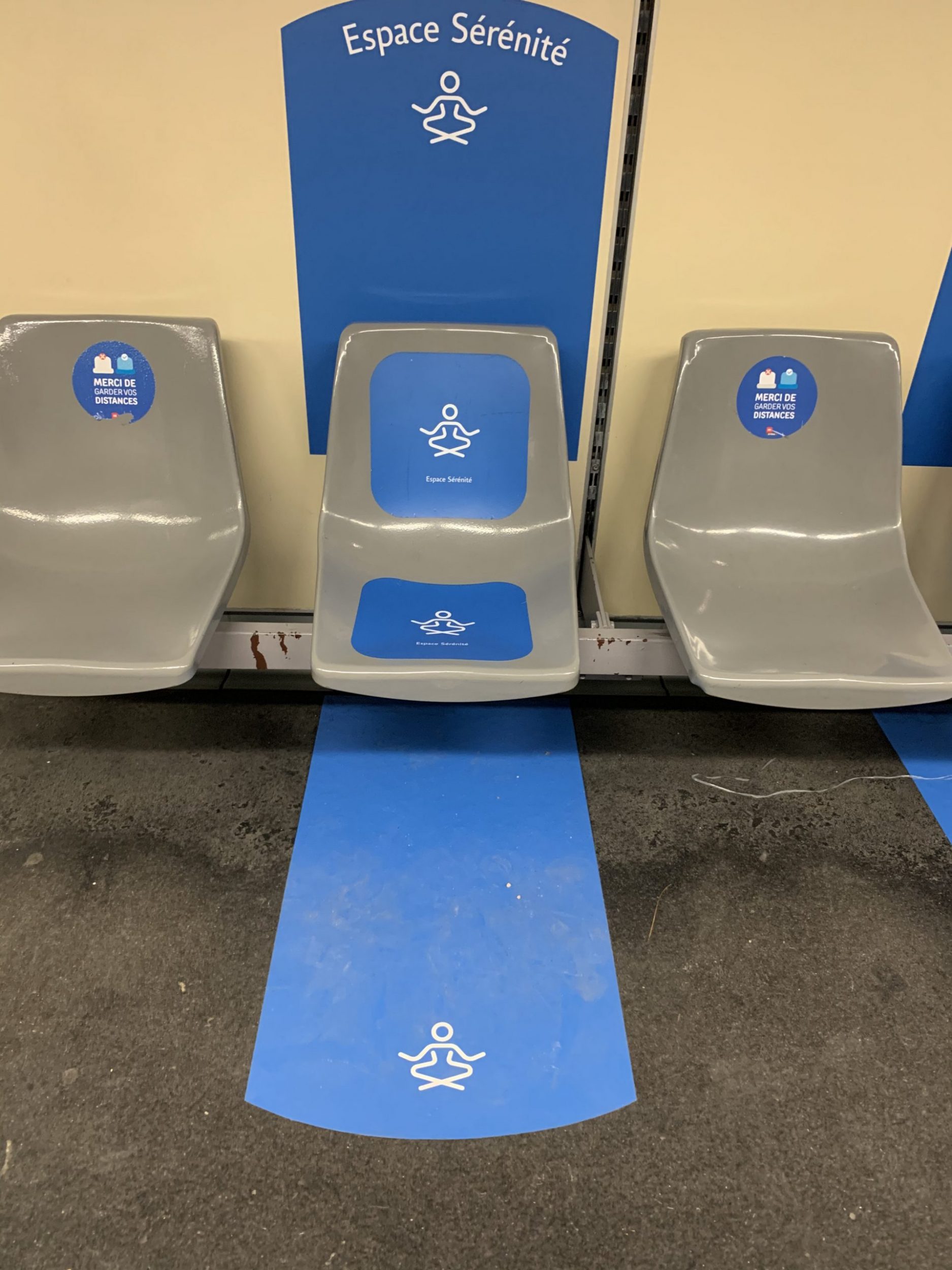Un siège avec une signalétique pour indiquer qu'il s'agit d'un espace de sérénité dans dédié au dispositif de la ligne bleue pour aider les personnes atteintes d'autisme