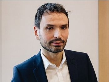 Guillaume Lacour, directeur de MBTP depuis 2021 en photographie portrait sur fond beige