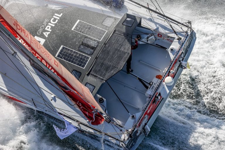 Photographie plongeante du bateau de Damien Seguin durant le Vendée Globe au milieu de l'eau