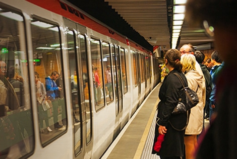 2 Photographie du métro de Lyon avec des personnes attendant sur le quais que les portes s'ouvrent dans le cadre du dispositif de la Ligne Bleue pour l'aide à l'inclusion des personnes atteintes de troubles de l'autisme