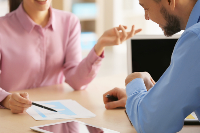 2 Un homme et une femme échangent autours du sujet des cas de dispense de complémentaire santé des salariés