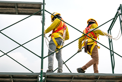 2 Deux ouvriers sont sur un échafaudage dans le cadre de la Sécurité sur les chantiers