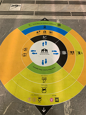 Photographie de la boussole de métro installée au sol des lignes de LYON dans le cadre du projet Ligne Bleue à destination des personnes atteintes de troubles autistiques