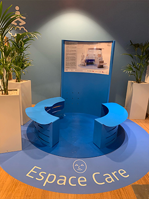 Photographie des chaises au centre de l'espace de care des lignes de LYON dans le cadre du projet Ligne Bleue à destination des personnes atteintes de troubles autistiques