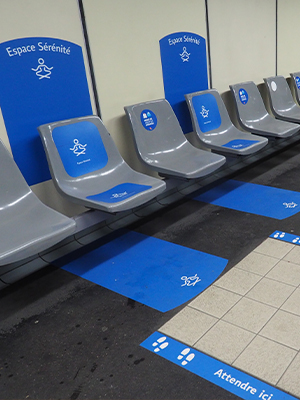 Photographie des chaises au centre de l'espace de serenité des lignes de LYON dans le cadre du projet Ligne Bleue à destination des personnes atteintes de troubles autistiques