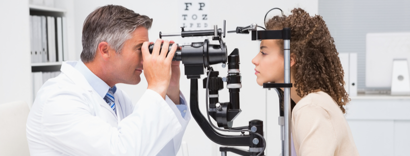 Une femme réalise un examen de vue dans un cabinet d'ophtalmologie dans le cadre du 100% santé optique