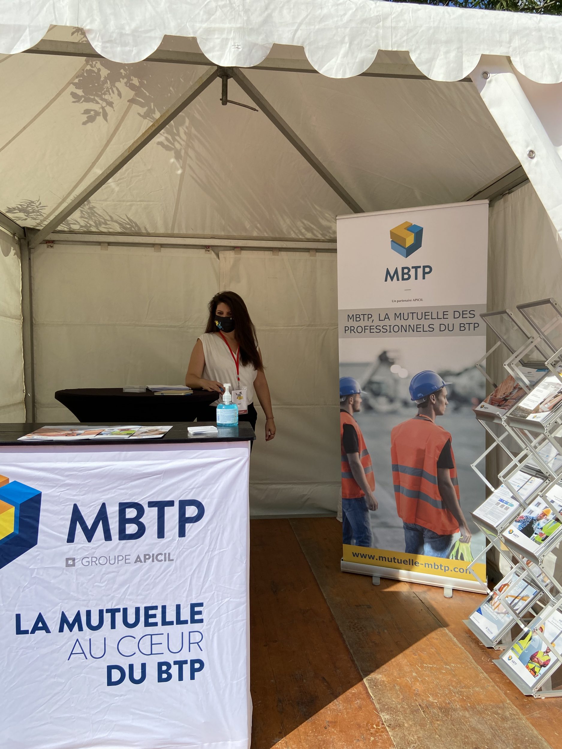 Stand de la MBTP durant le salon de espace btp : une commerciale de la MBTP est présente sur le stand afin de répondre aux questions de personnes présents sur les offres de la mutuelle