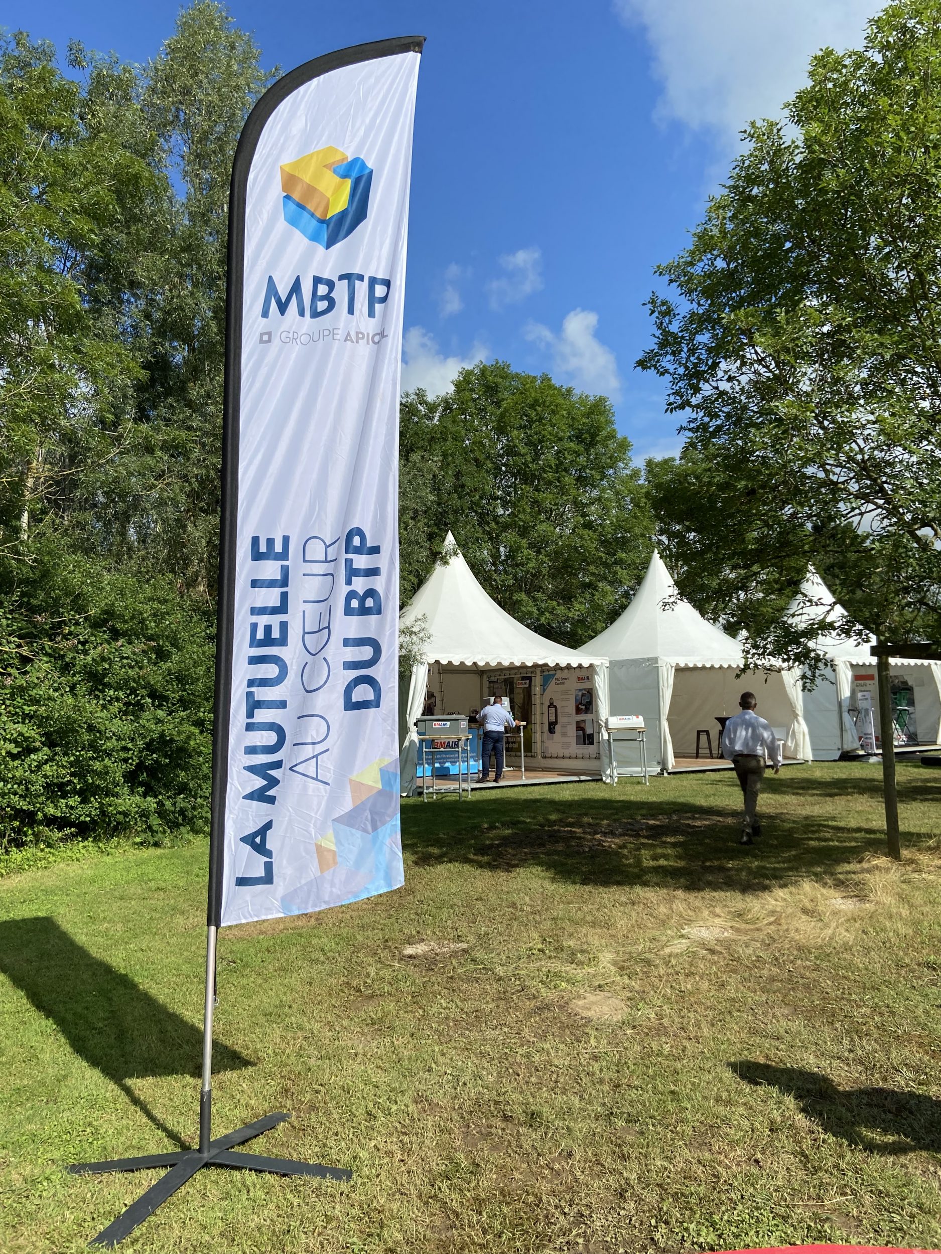 Stand de la MBTP durant le salon de espace btp : oriflamme au premier plan et barnum au fond de la photographie