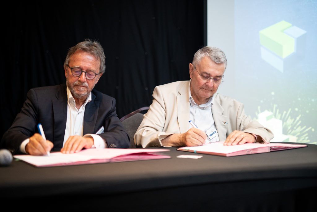 Signature de la convention entre MBTP et la Fondation du BTP (visuel : Didier CHARBONNEL, Président de la Fondation du BTP et Michel THOMAS, Président de MBTP)
