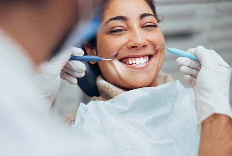 1 Une femme chez le dentiste dans le cadre du 100% santé sur les soins dentaires