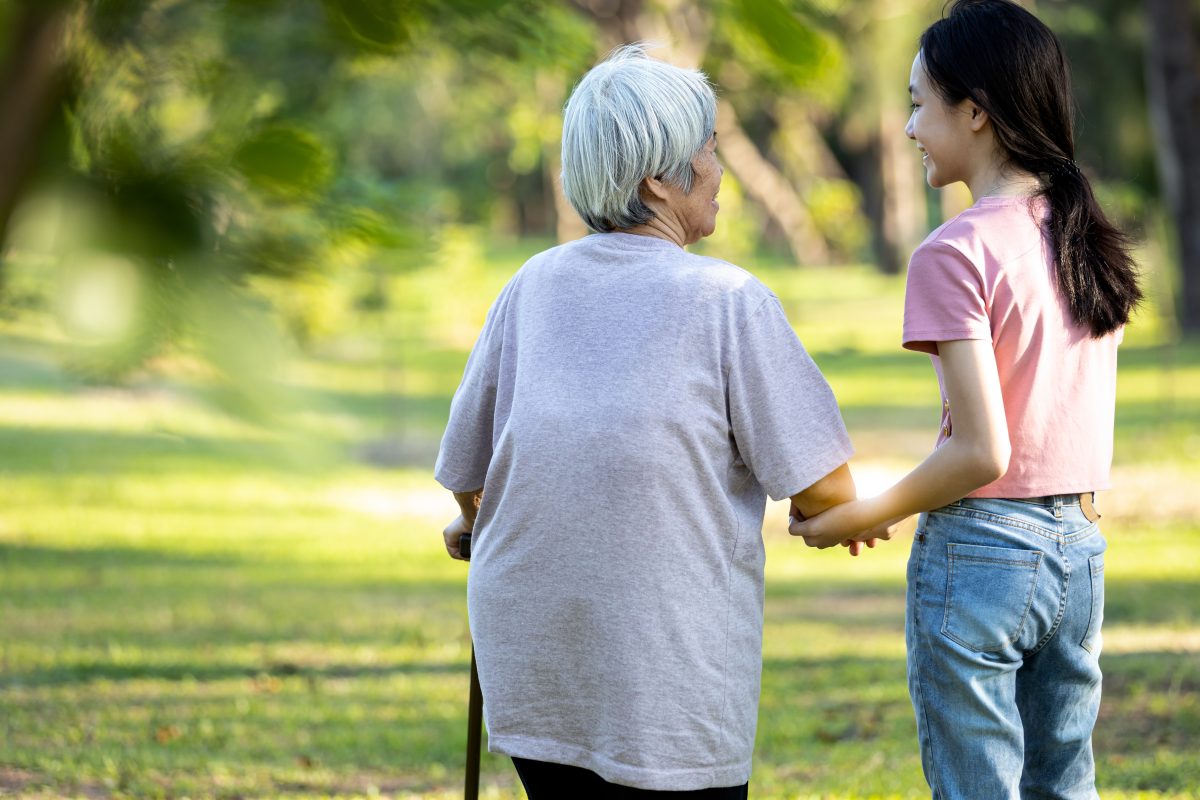 Etudiante qui aide sa grand mère