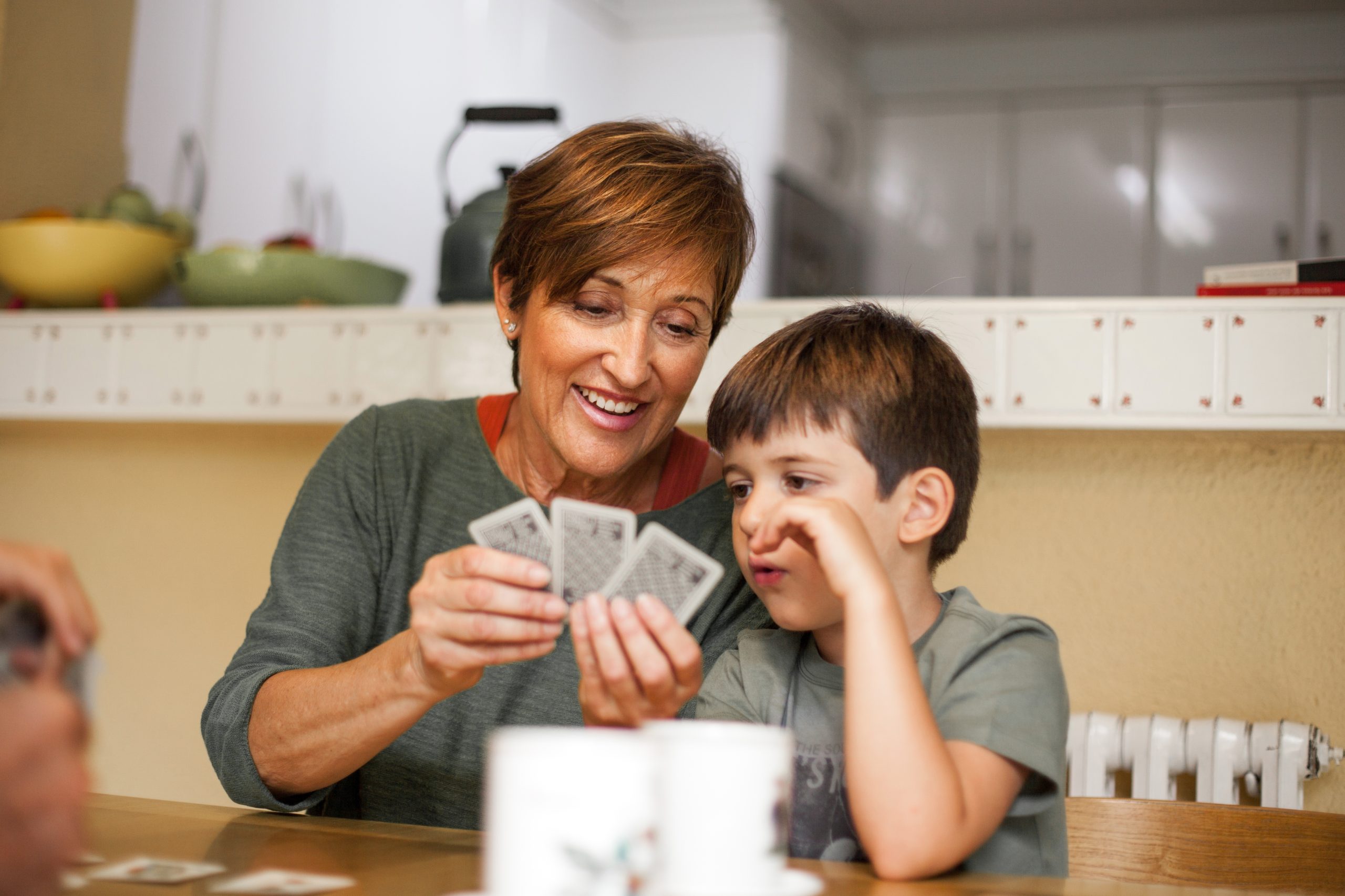 Grand mère qui joue aux cartes avec son petit fils