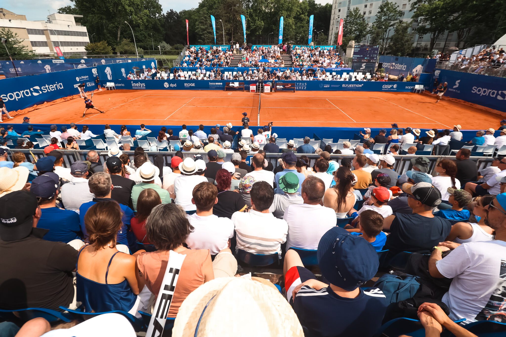 Public avec vue sur cours de tennis