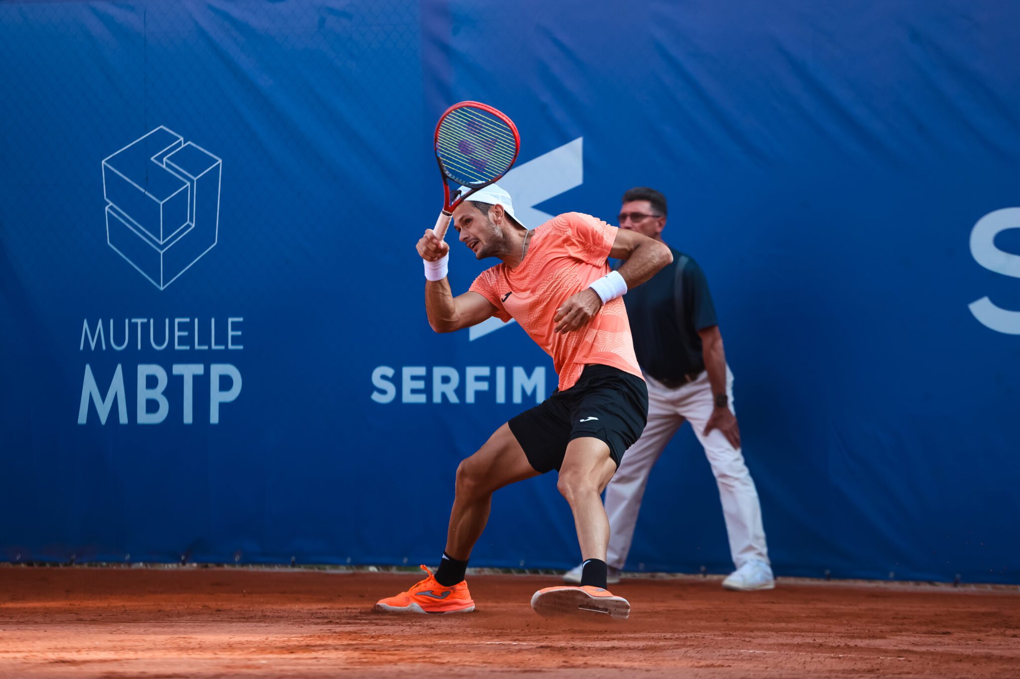 Joueur tennis en match à l'Open Sopra Steria