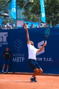 Joueur de Tennis sur cours à l'Open Sopra Steria