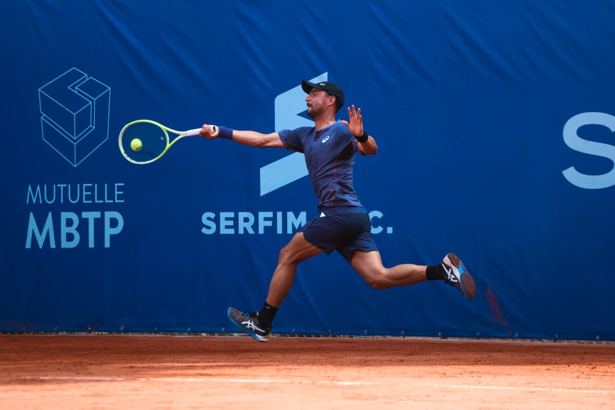 joueur sur cours qui saute pour taper la balle à l'Open Sopra Steria