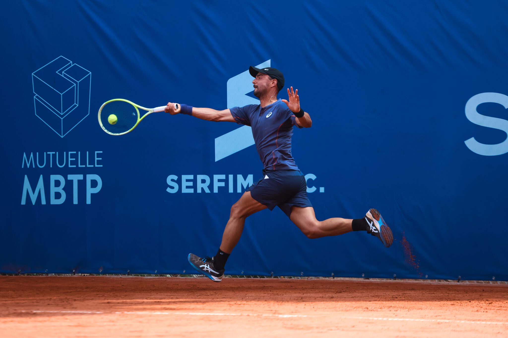 joueur sur cours qui saute pour taper la balle à l'Open Sopra Steria