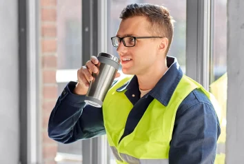 Déshydratation sur chantier : pourquoi attendre la soif est déjà trop tard